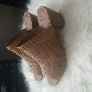 10 wide slip on heel